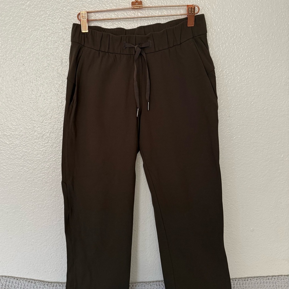 LULULEMON On The Fly Pants  Women's Size 4 Green Sage Crop Woven